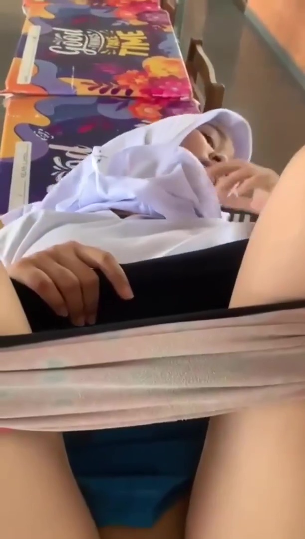ABG murid SMP Memek Udah Tembem Legit Di Entot
