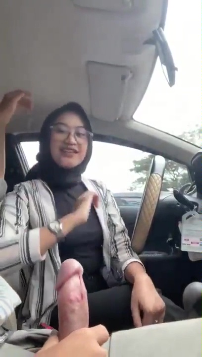 Cewe Jilbab Sepongin Cowoknya Di Mobil Kontolnya Bau Jengkol